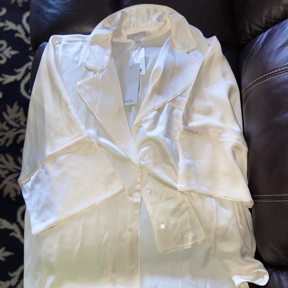 Beautiful mid sleeve button down dress shirt